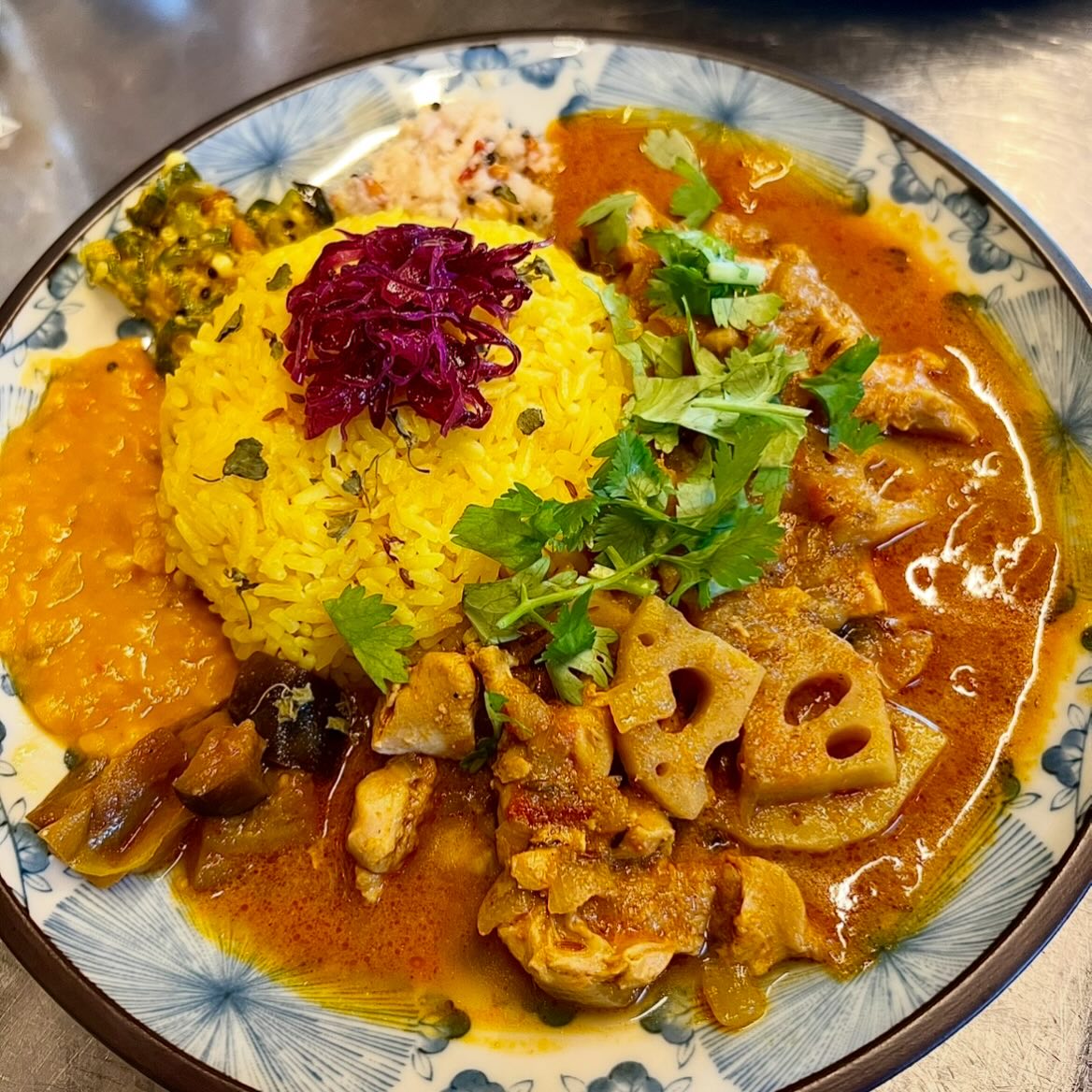 10/21 (水)
11:30-14:00 L.O.
今週の限定は鶏と蓮根の焙煎コリアンダーカレー。焙煎コリアンダーの香ばしさに、鶏の旨みとシャキッとしたれ